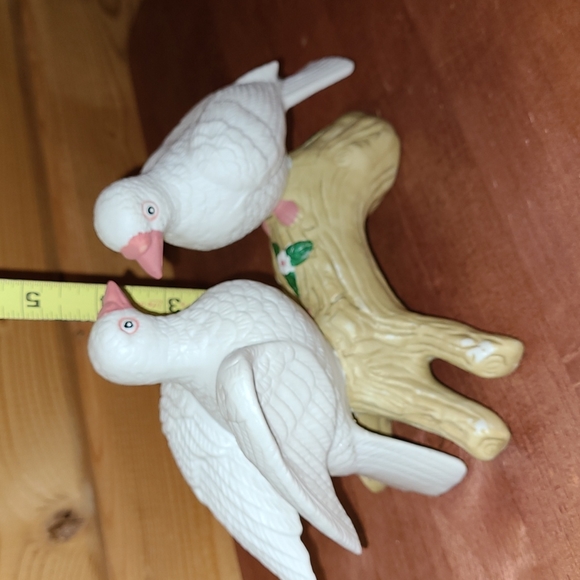 Vintage PR Lovebirds Doves Sea Gulls or Pigeons on Driftwood Branch with Flowers - Picture 3 of 10